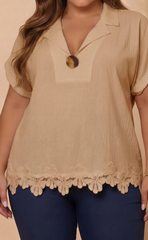 BLUSA PLUS SIZE CON CUELLO SOLAPA Y DETALLE DE ENCAJE P906