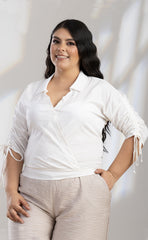 BLUSA PLUS ESCOTE CRUZADO Y RECOGIDO EN MANGAS P666