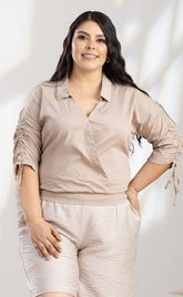 BLUSA PLUS ESCOTE CRUZADO Y RECOGIDO EN MANGAS P666
