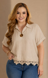 BLUSA PLUS SIZE CON CUELLO SOLAPA Y DETALLE DE ENCAJE P906
