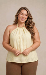 BLUSA PLUS CON TEXTURA Y CUELLO HALTER CON HERRAJE P922