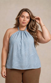 BLUSA PLUS CON TEXTURA Y CUELLO HALTER CON HERRAJE P922
