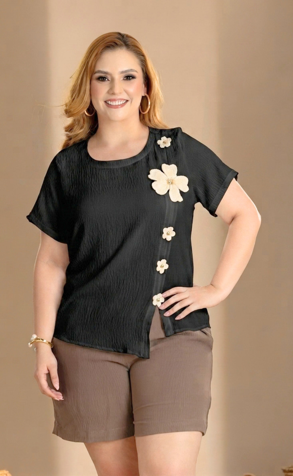 BLUSA CASUAL CON DETALLES DE FLORES APLICADAS Y BOTONES LATERALES P955