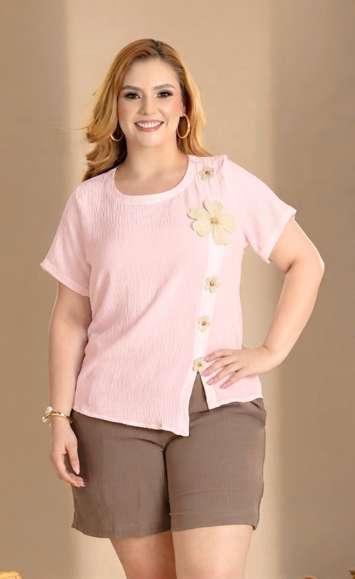 BLUSA CASUAL CON DETALLES DE FLORES APLICADAS Y BOTONES LATERALES P955