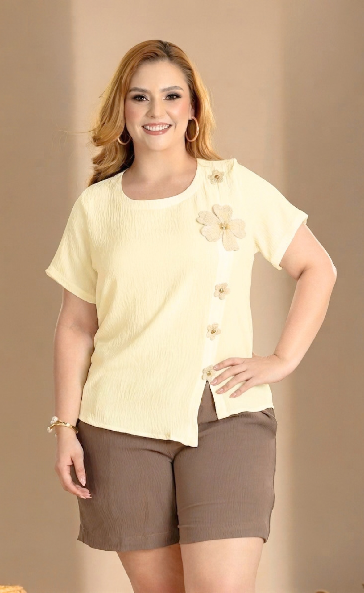 BLUSA CASUAL CON DETALLES DE FLORES APLICADAS Y BOTONES LATERALES P955