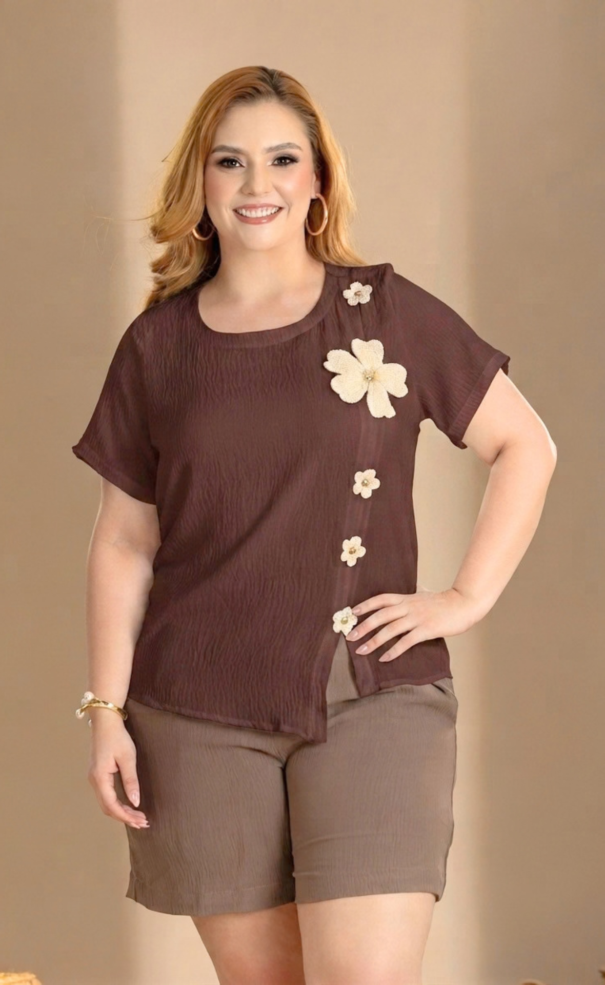 BLUSA CASUAL CON DETALLES DE FLORES APLICADAS Y BOTONES LATERALES P955