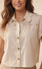 BLUSA EN LINO BORDADO CON DETALLE FLORAL 6994