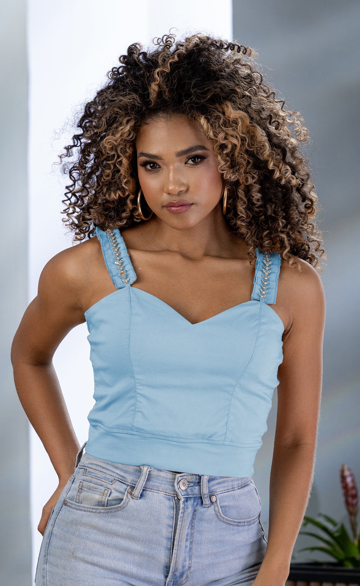 BLUSA EN TIRAS CON DISEÑO HERRAJE 6543