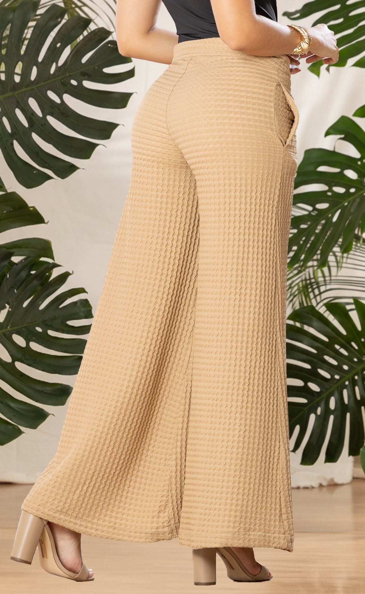 PANTALON CON TEXTURA Y BOTA RECTA 6696