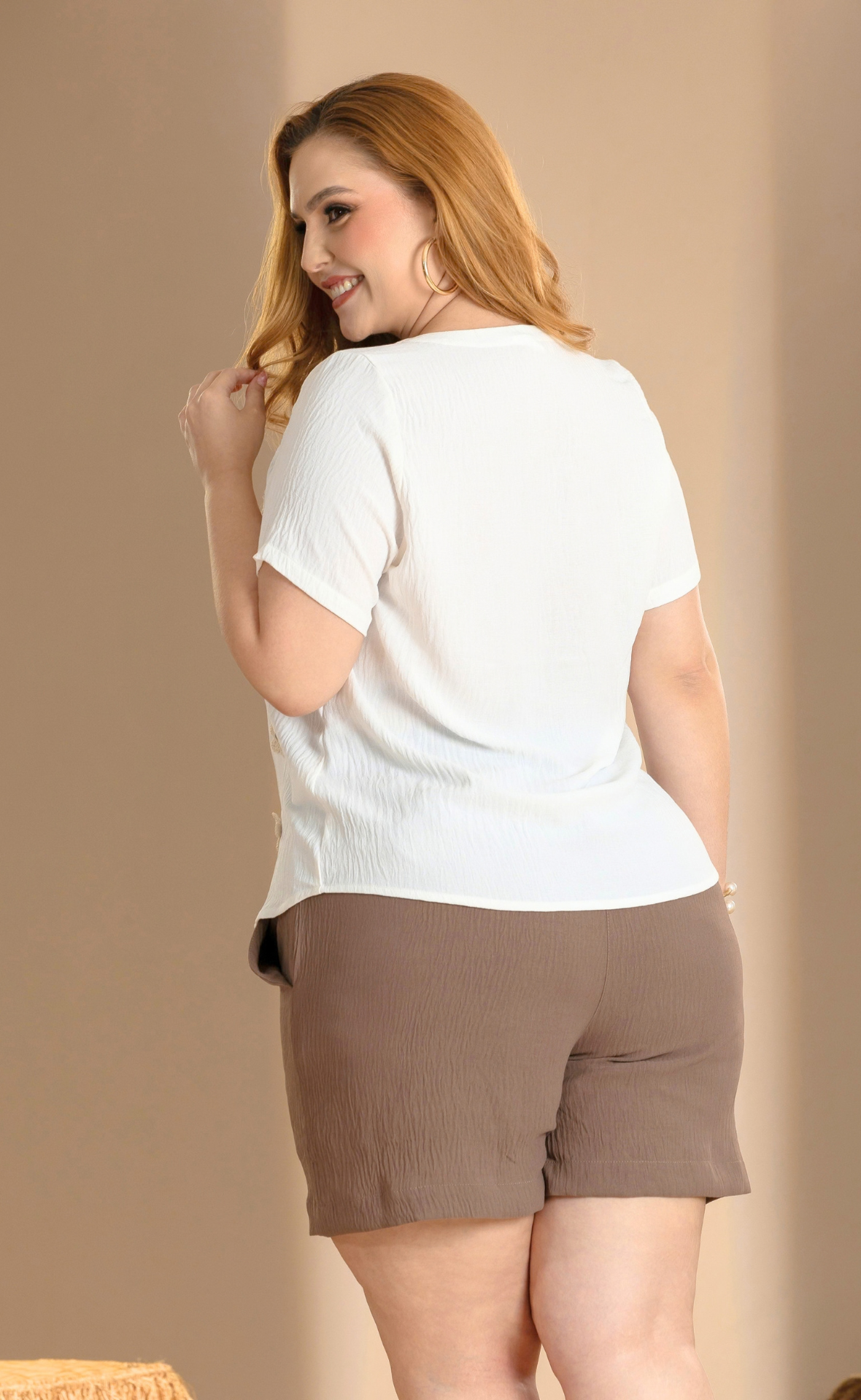 BLUSA CASUAL CON DETALLES DE FLORES APLICADAS Y BOTONES LATERALES P955
