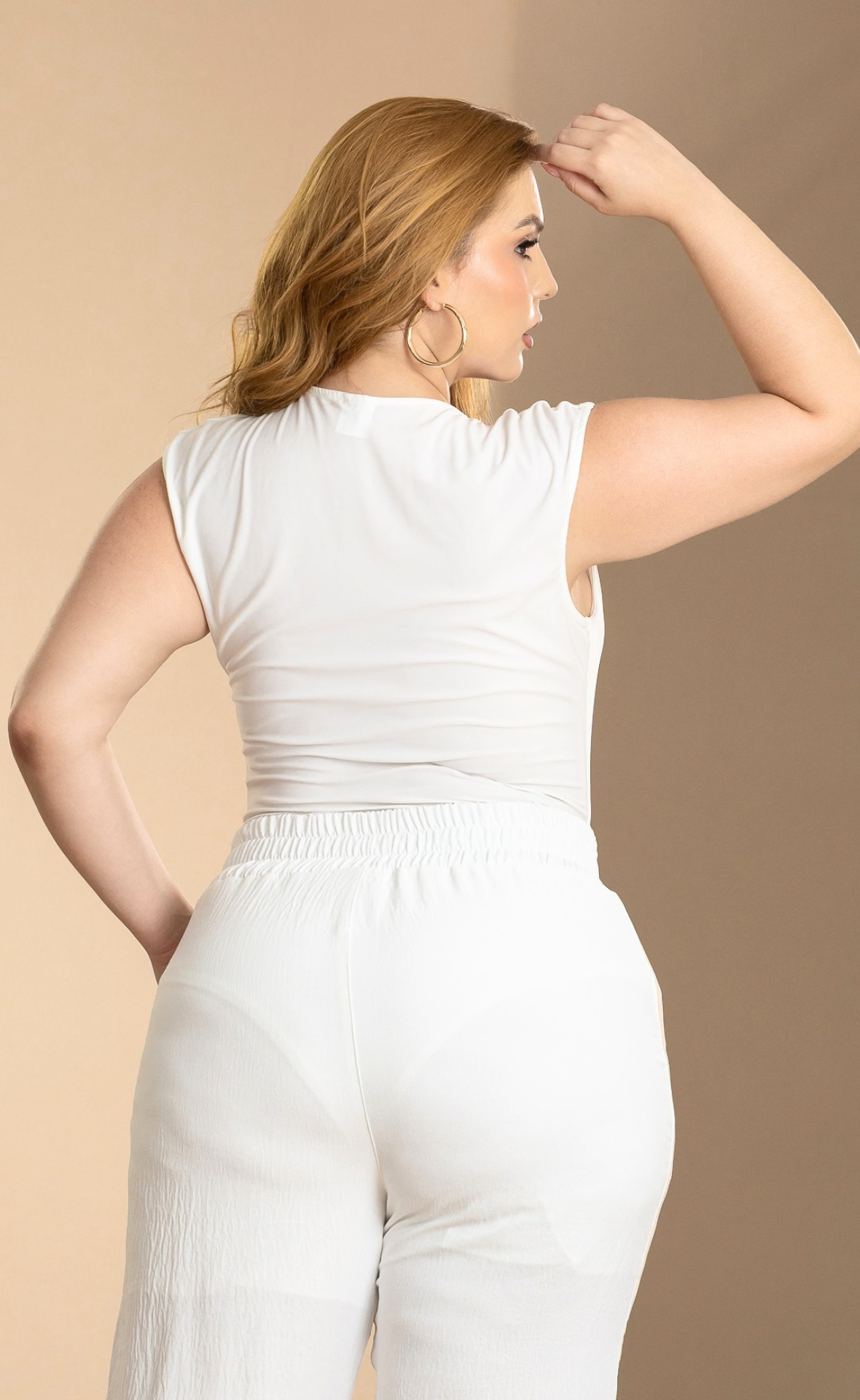 BODY SILUETADO CON ESCOTE CUADRADO Y HEBILLAS METÁLICAS P939