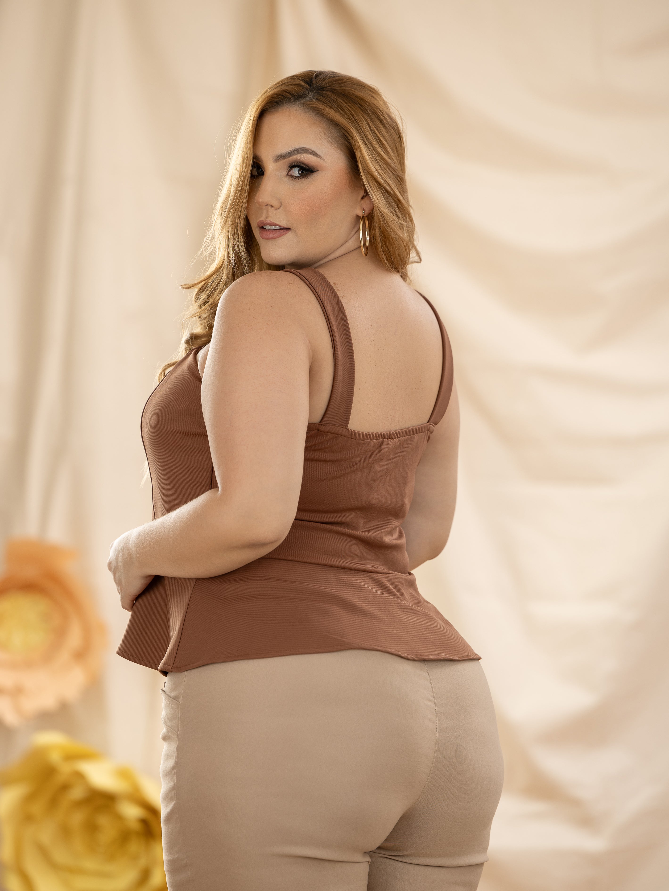 BLUSA PLUS ELEGANTE CON ESCOTE CRUZADO Y DETALLE DE CINTURON P868