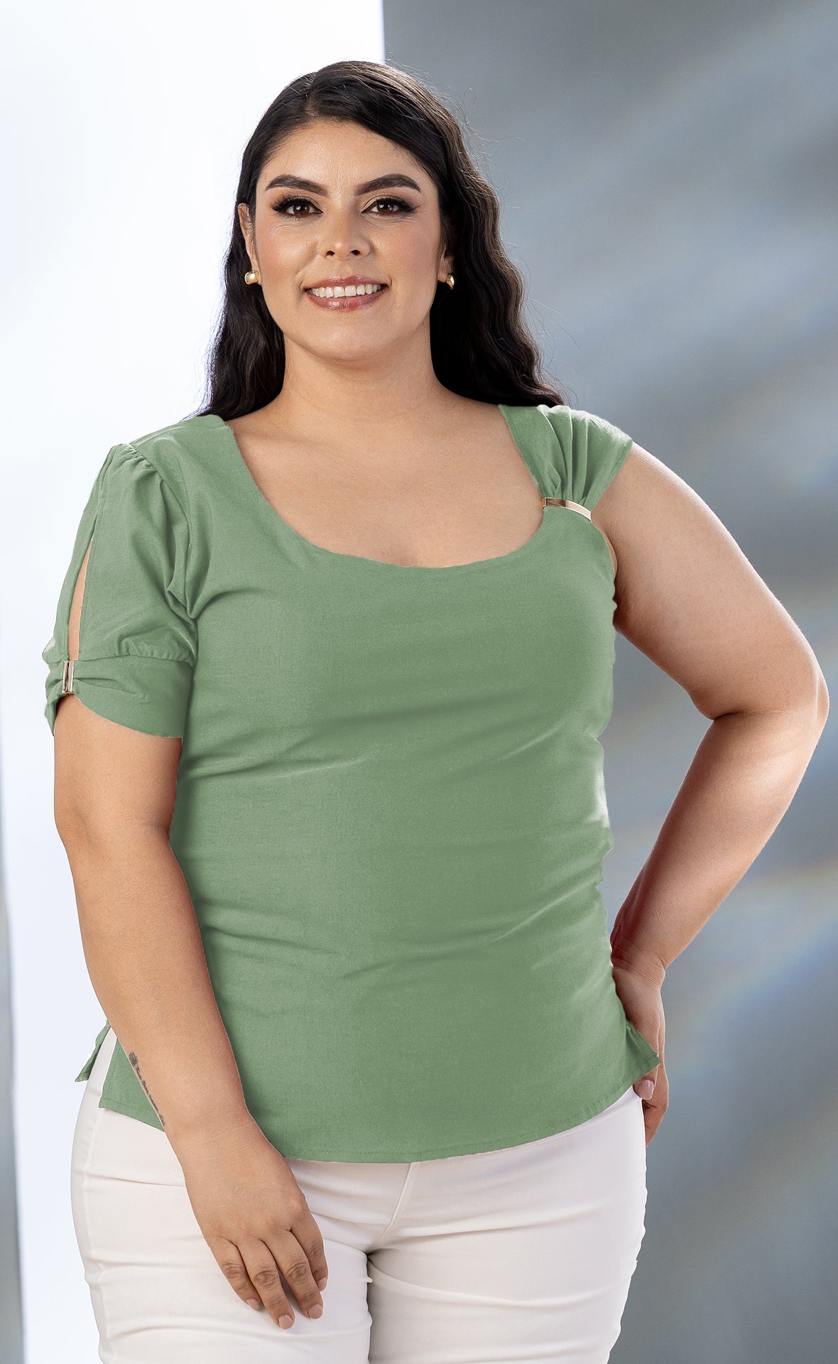 BLUSA PLUS SIZE CON MANGA CORTA Y TIRANTE CON HERRAJE P747