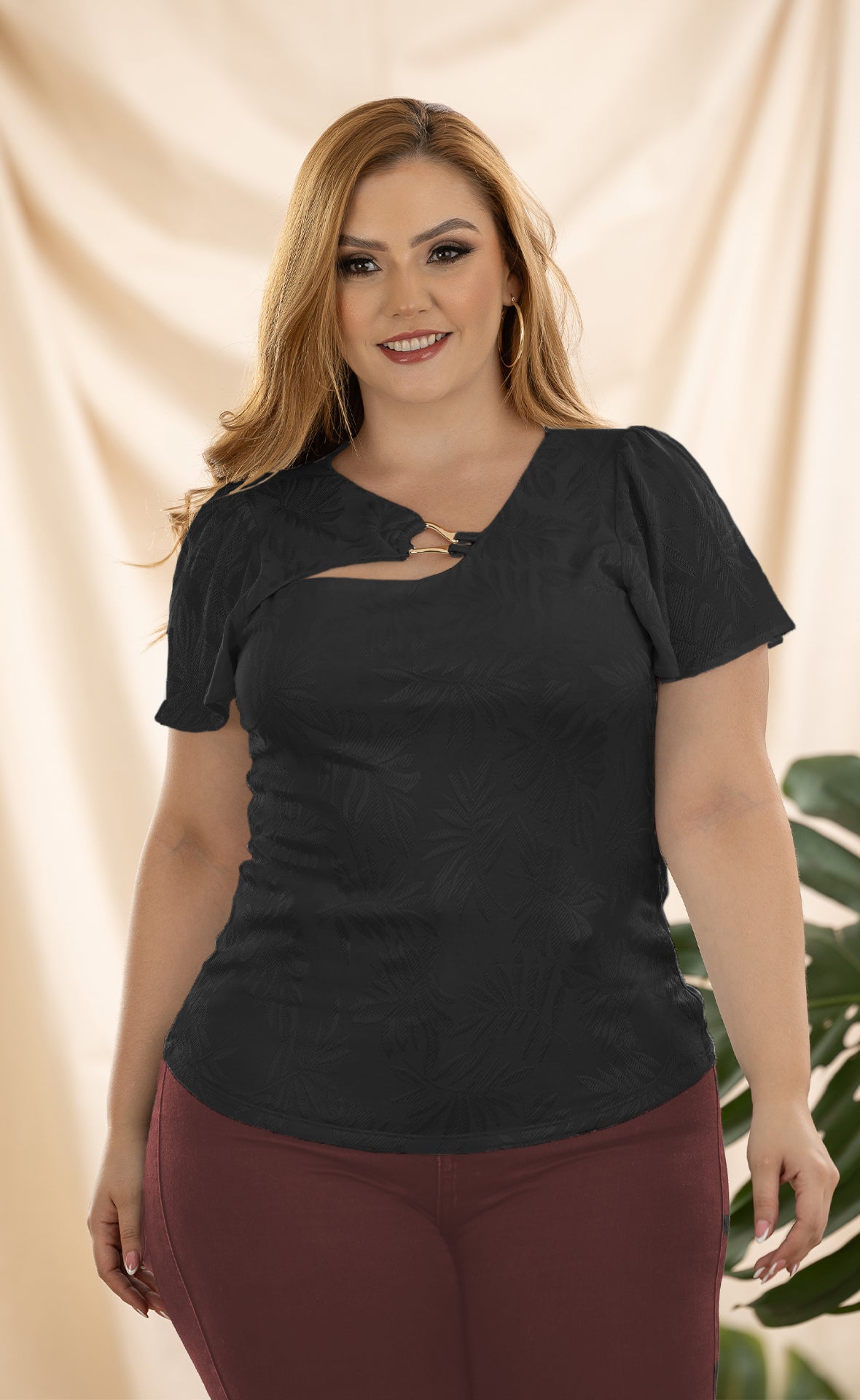 BLUSA PLUS CON HERRAJE  Y TELA TEXTURIZADA P884