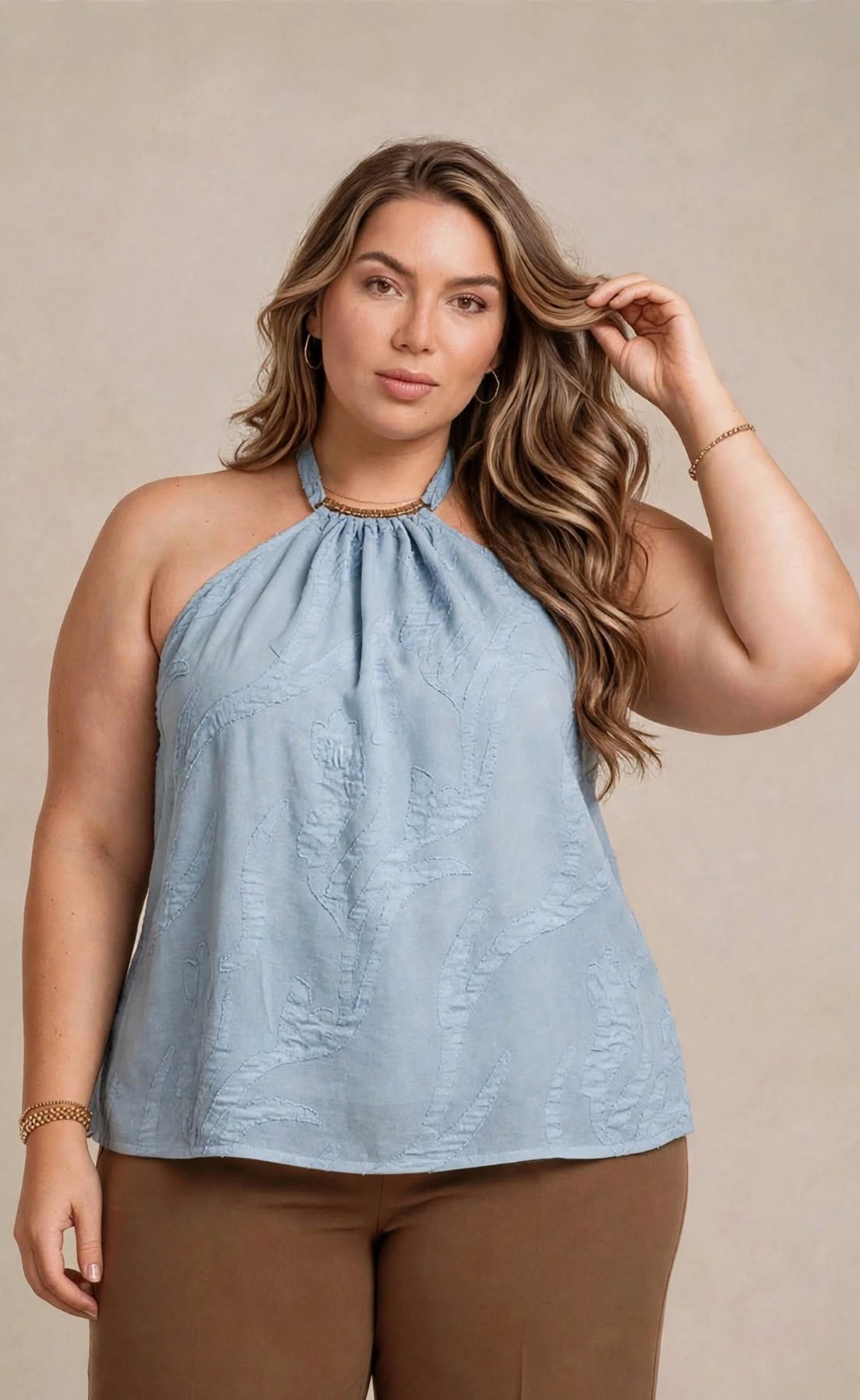 BLUSA PLUS CON TEXTURA Y CUELLO HALTER CON HERRAJE P922