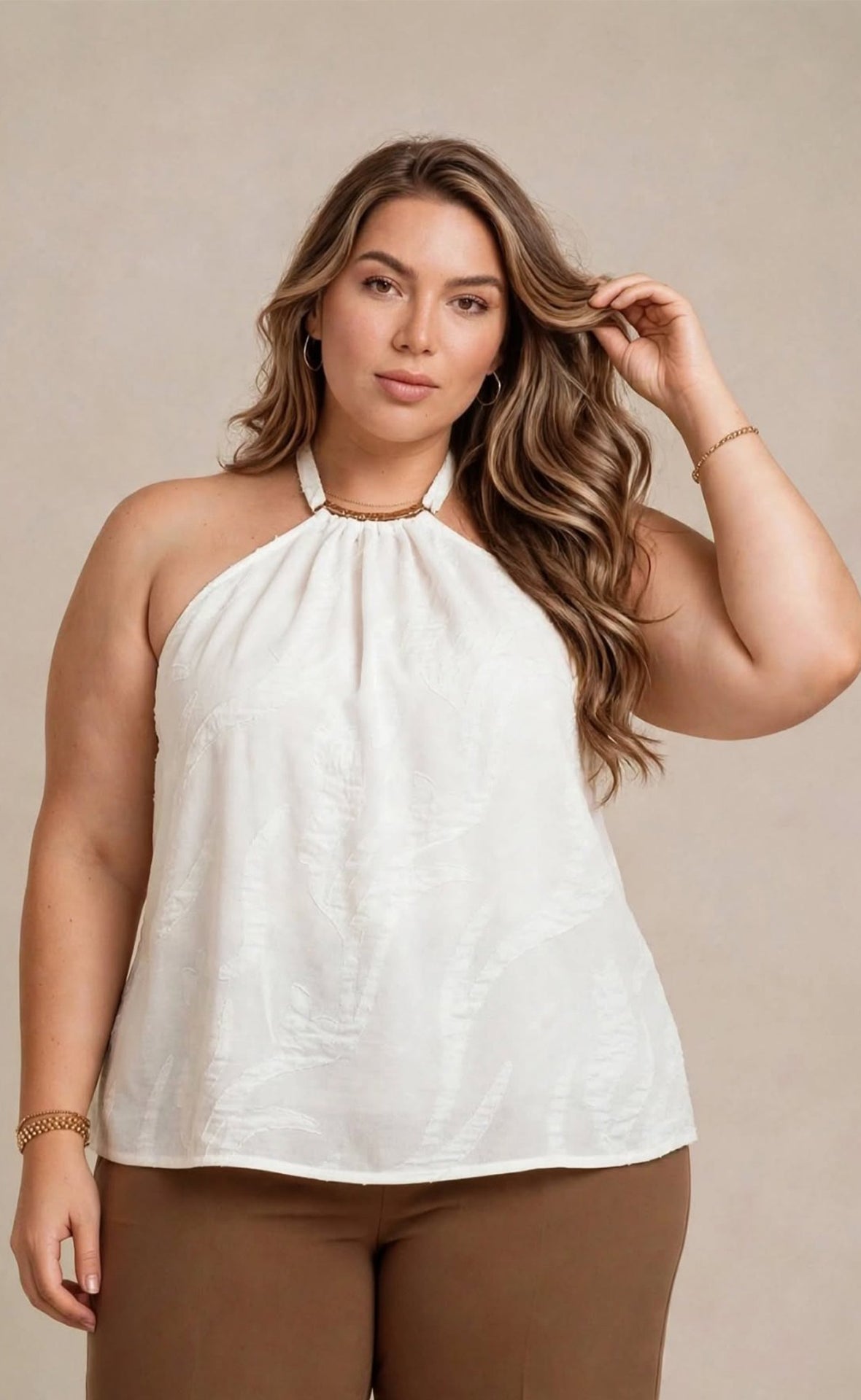 BLUSA PLUS CON TEXTURA Y CUELLO HALTER CON HERRAJE P922